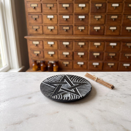 Räucherstäbchenhalter für mehrere Stäbchen und Kegel - Speckstein - Pentagramm auf einer Marmortheke vor einem Apothekerschrank – Spirit of Gaia