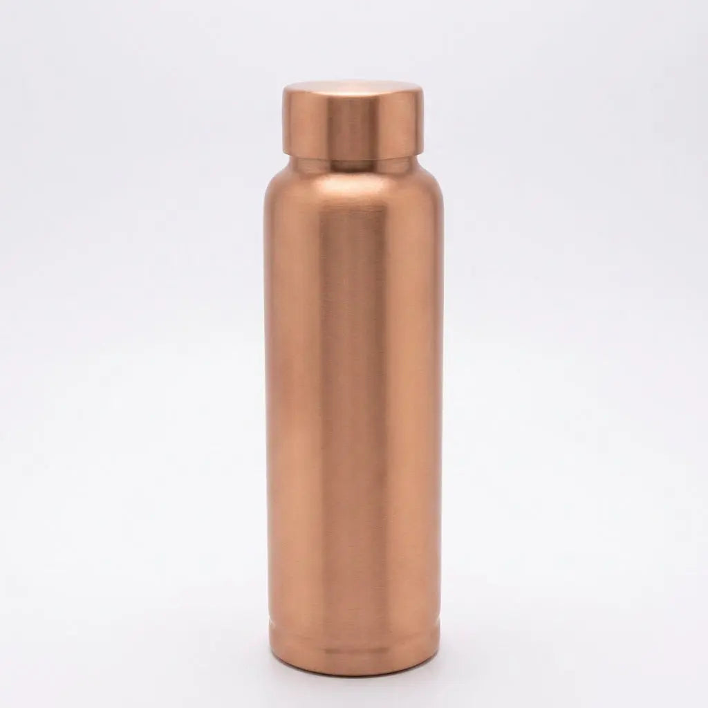 Matte Kupfer-Trinkflasche Ayurveda freigestellt auf hellem Hintergrund mit weichem Schatten