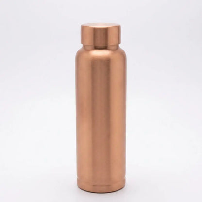 Matte Kupfer-Trinkflasche Ayurveda freigestellt auf hellem Hintergrund mit weichem Schatten