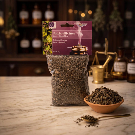 Patchouliblätter, sortenreines Räucherwerk von Berk, 25 g: Packung auf der Marmortheke einer alten Apotheke am Abend, daneben eine Terracottaschale mit getrockneten Patchouliblättern und ein Messinglöffel – Spirit of Gaia