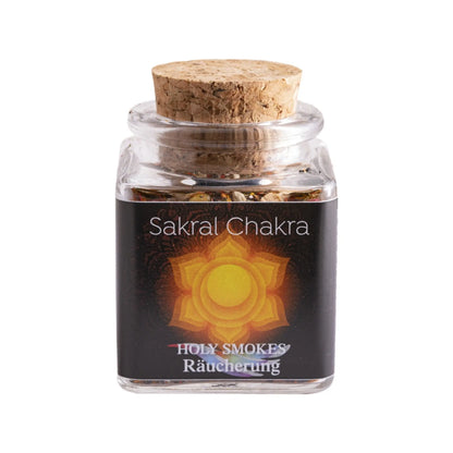 Sakralchakra, Chakra-Räuchermischung von Berk, 50 ml im Korkglas: Korkglas mit schwarzem Chakra-Etikett, freigestellt auf Weiß