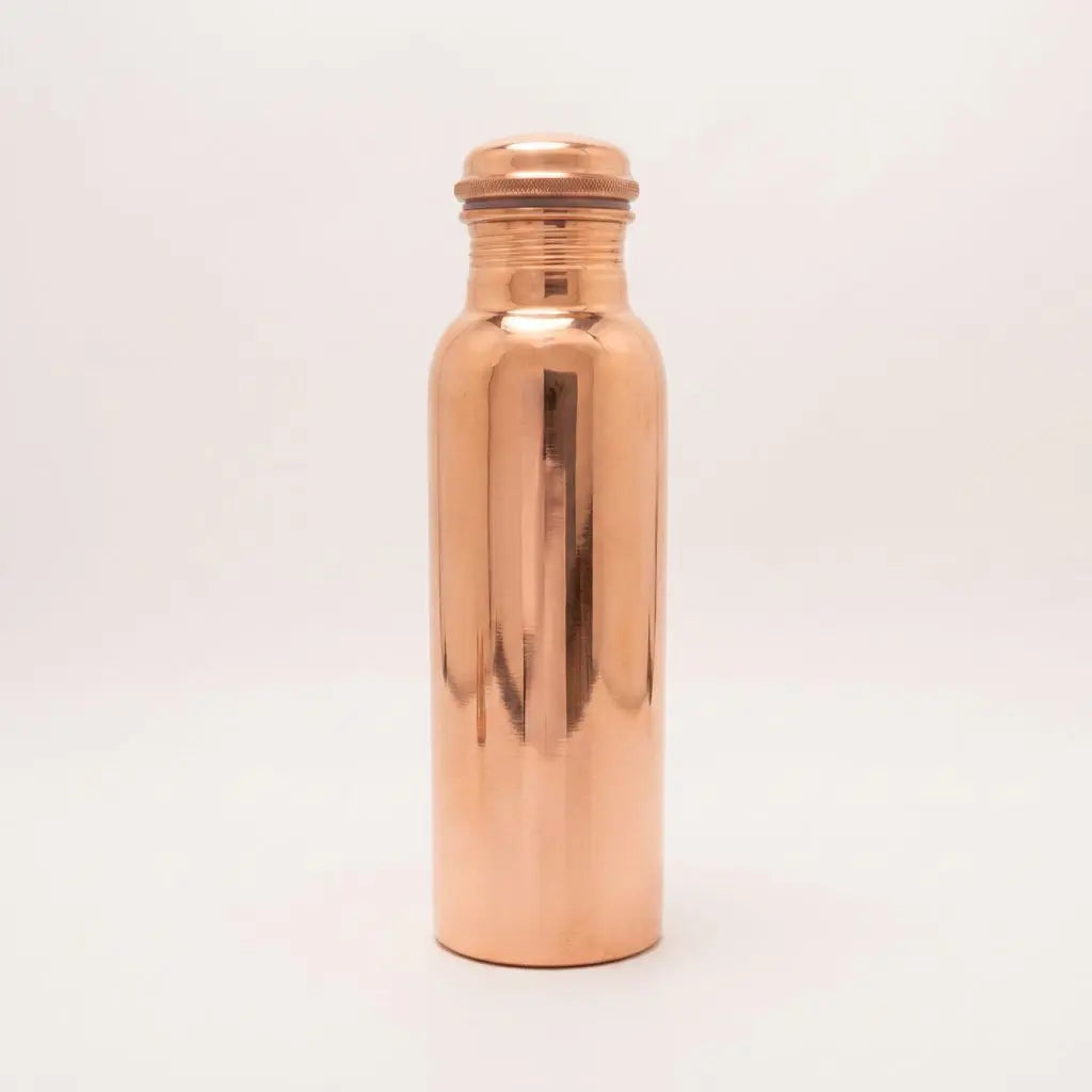 Glatt polierte Kupfer-Trinkflasche freigestellt auf hellem Hintergrund mit weichem Schatten