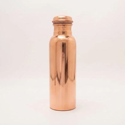 Glatt polierte Kupfer-Trinkflasche freigestellt auf hellem Hintergrund mit weichem Schatten