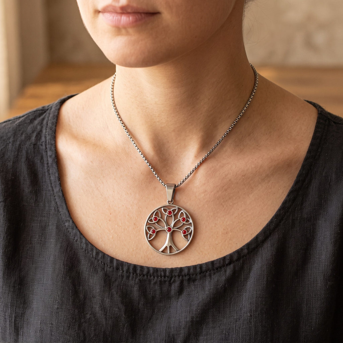 Yggdrasil Anhänger an 60 cm Kette auf dem Brustbein, dunkles Leinenoberteil