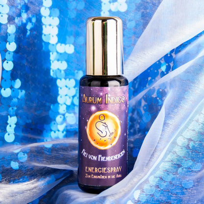 Energiespray Aurum Indigo Frei von Fremdenergien, 50-ml-Sprühflasche aus Violettglas vor glitzerndem Hintergrund