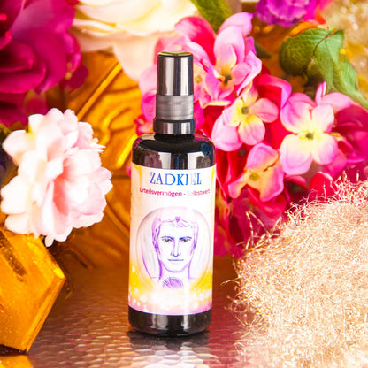 Seraphim Engel-Essenz Zadkiel, 100-ml-Sprühflasche, Herstellerfoto mit Blüten