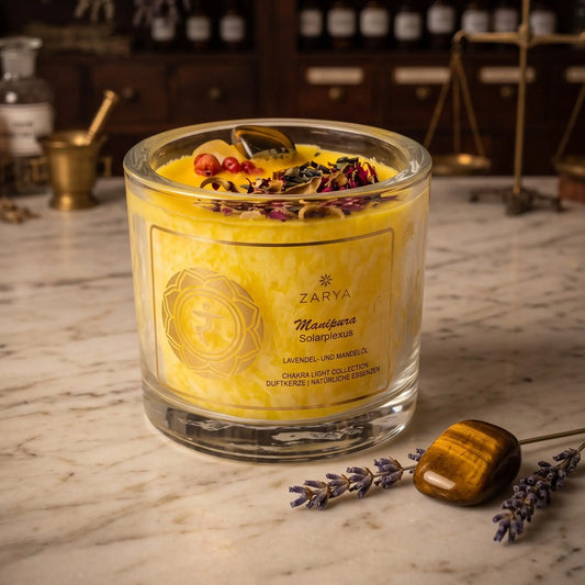 Chakra-Kerze Solarplexus Manipura mit Tigerauge, Duft Lavendel und Mandel: Kerze im Glas auf der Marmortheke einer alten Apotheke am Abend, daneben ein Tigerauge und getrockneter Lavendel – Spirit of Gaia