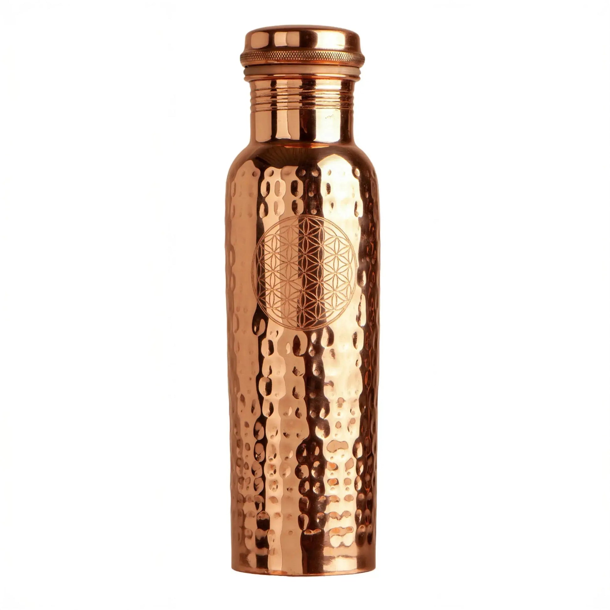 Kupferflasche Blume des Lebens 650 ml, handgehämmertes Kupfer mit Gravur, auf weißem Hintergrund