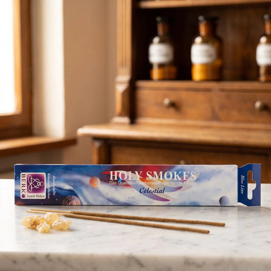 Celestial Räucherstäbchen Blue Line: Packung auf einer Marmortheke vor einem Apothekerschrank, daneben zwei lose Räucherstäbchen und ein paar Stücke Kopalharz – Spirit of Gaia
