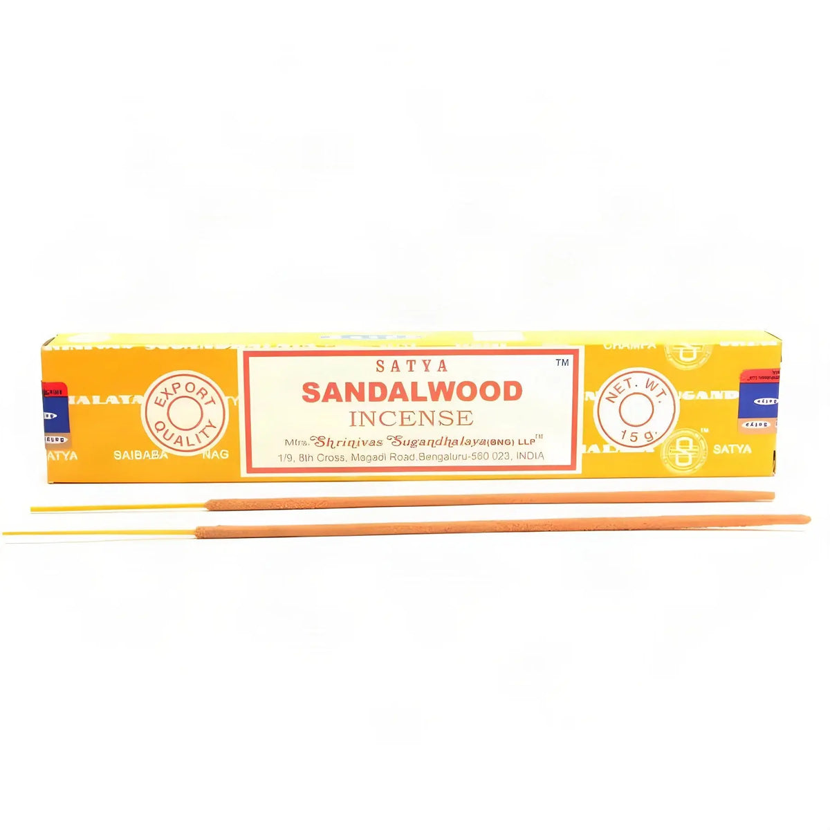 Satya Sandalwood Räucherstäbchen, 15-g-Packung, freigestellt auf Weiß