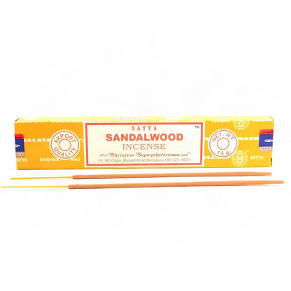Satya Sandalwood Räucherstäbchen, 15-g-Packung, freigestellt auf Weiß