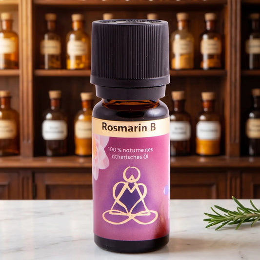 Ätherisches Öl Rosmarin: Fläschchen aus Braunglas auf Marmortheke vor Apothekerschrank, daneben ein Rosmarinzweig – Spirit of Gaia