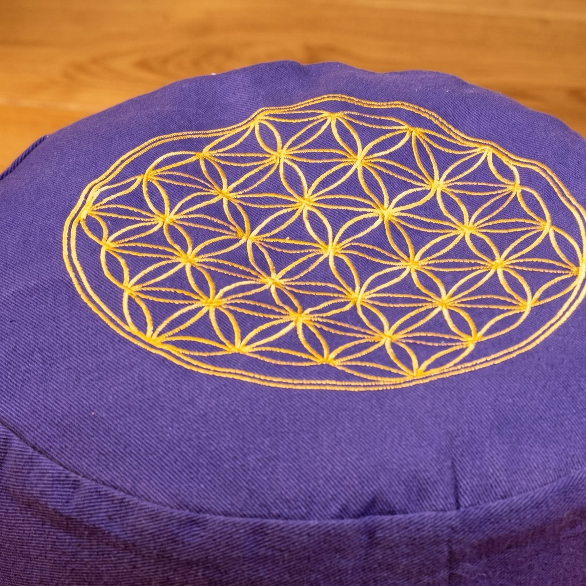 Meditationskissen Blume des Lebens, lila, Ø 30 cm, Höhe 15 cm, Buchweizenfüllung: Nahaufnahme der goldenen Stickerei der Blume des Lebens auf dem lila Baumwollbezug – Spirit of Gaia