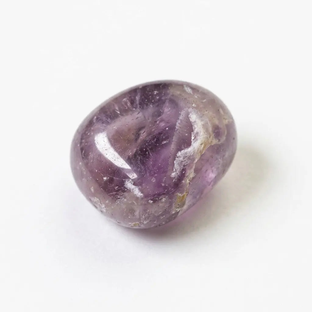 Amethyst Trommelstein – sauberer Packshot auf weißem Hintergrund mit weichem Schatten