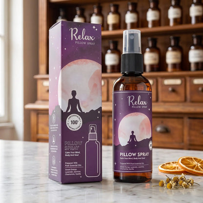 Kissenspray Relax von Song of India: Sprühflasche und violette Schachtel auf Marmortheke vor Apothekerschrank – Spirit of Gaia