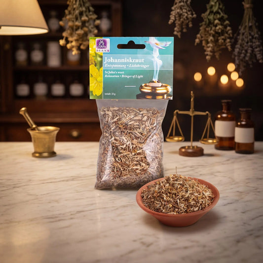 Johanniskraut, sortenreines Räucherwerk von Berk, 25 g: Packung auf der Marmortheke einer alten Apotheke am Abend, daneben eine Terracottaschale mit geschnittenem Johanniskraut und ein Messinglöffel – Spirit of Gaia