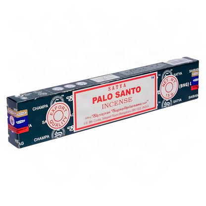 Satya Palo Santo Räucherstäbchen, 15-g-Packung, freigestellt auf Weiß