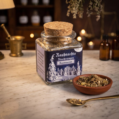 Rauhnacht, Rauhnachts-Räucherung von Berk, 50 ml im Korkglas: Korkglas mit blauem Winteretikett auf der Marmortheke einer alten Apotheke am Abend, daneben eine Terracottaschale mit der losen Mischung und ein Messinglöffel – Spirit of Gaia