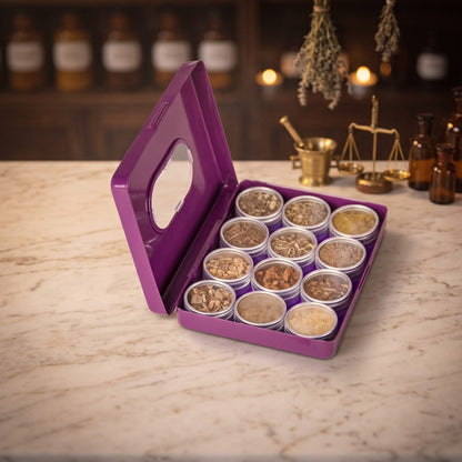 Rauhnacht Räuchermischungen, 12er Set von Berk: die geöffnete violette Metallbox mit zwölf Döschen auf der Marmortheke einer alten Apotheke am Abend – Spirit of Gaia