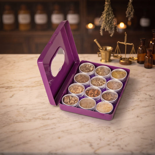 Rauhnacht Räuchermischungen, 12er Set von Berk: die geöffnete violette Metallbox mit zwölf Döschen auf der Marmortheke einer alten Apotheke am Abend – Spirit of Gaia