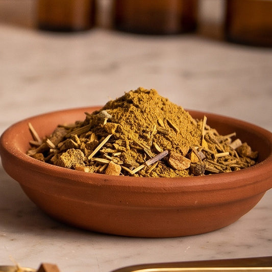 Naturgeister, Rauhnachts-Räucherung von Berk, 50 ml im Korkglas: Nahaufnahme der Terracottaschale mit feiner ockergelber Kräutermischung vor der warmen, unscharfen Abendapotheke – Spirit of Gaia
