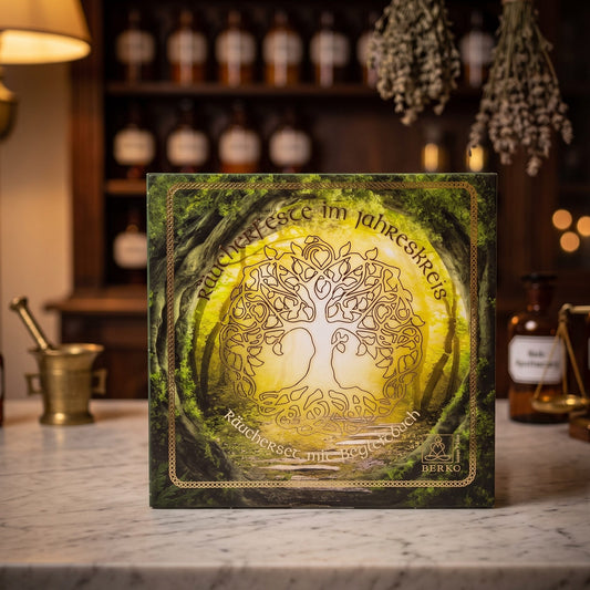 Räucherset Jahreskreisfeste von Berk: die Geschenkbox mit goldenem keltischem Lebensbaum auf der Marmortheke einer alten Apotheke am Abend – Spirit of Gaia