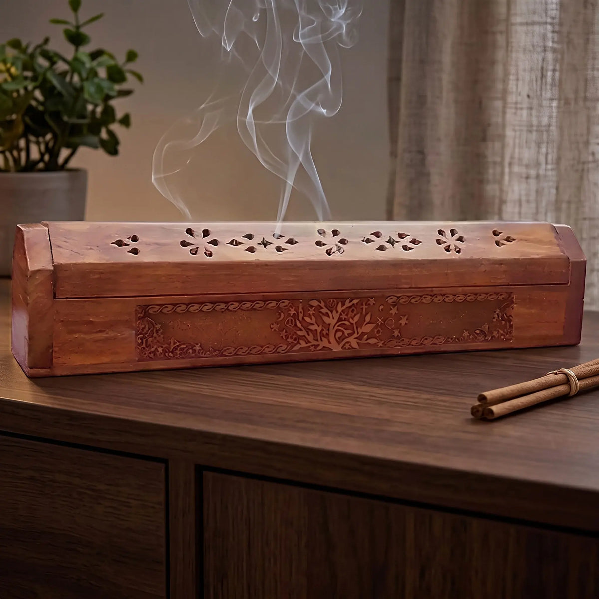 Kistchen/Halter Räucherstab Baum des Lebens in Benutzung mit feinem Rauch auf einem dunklen Holz-Sideboard am Abend