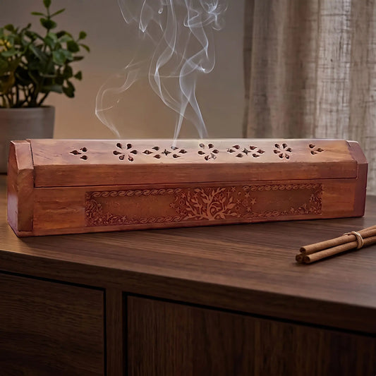 Kistchen/Halter Räucherstab Baum des Lebens in Benutzung mit feinem Rauch auf einem dunklen Holz-Sideboard am Abend