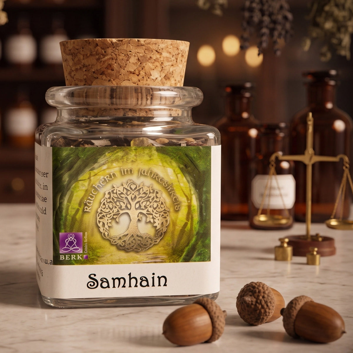 Samhain, Jahreskreisfeste-Räuchermischung von Berk, 50 ml im Korkglas: Korkglas auf der Marmortheke einer alten Apotheke am Abend, daneben drei Eicheln – Spirit of Gaia
