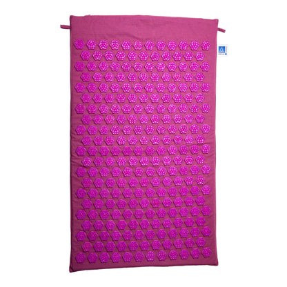 Lotus Akupressurmatte, 78 × 45 cm, Baumwollbezug beerenrot, Lotus-Spitzen: Draufsicht auf die Spitzenseite, freigestellt auf Weiß