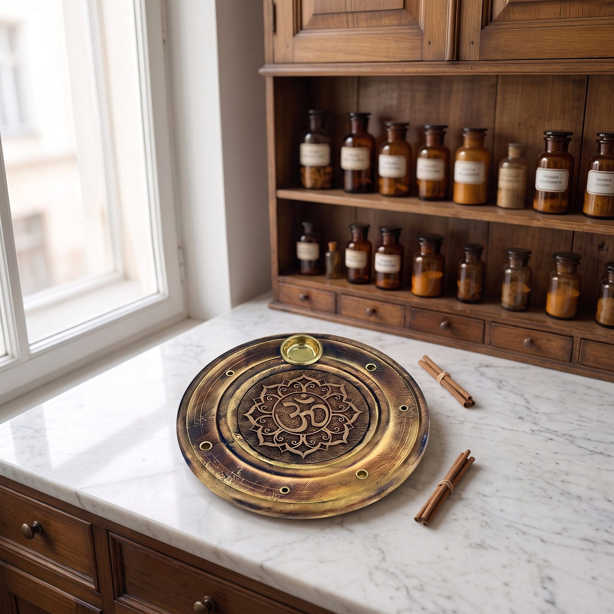 Räucherstäbchen-/Weihrauchkegelhalter OM auf einer Marmortheke vor einem Apothekerschrank – Spirit of Gaia