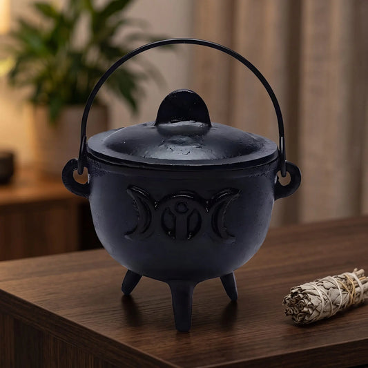 Cauldron (Hexenkessel) Sonne und Mond auf einem dunklen Holz-Sideboard im Wohnzimmer