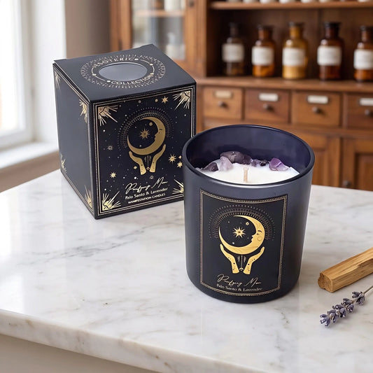 Manifestationskerze Purifying Moon mit Amethyst (Palo Santo & Lavendel) von Pure Works: Kerze im schwarzen Glas und schwarze Schachtel mit Goldprägung auf Marmortheke vor Apothekerschrank, daneben Palo-Santo-Holz und Lavendel – Spirit of Gaia