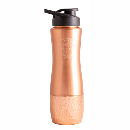 Ergonomische Kupfertrinkflasche mit schwarzem Sportverschluss, eingraviertem Baum des Lebens auf glatter oberer Hälfte und gehämmerter Struktur unten.