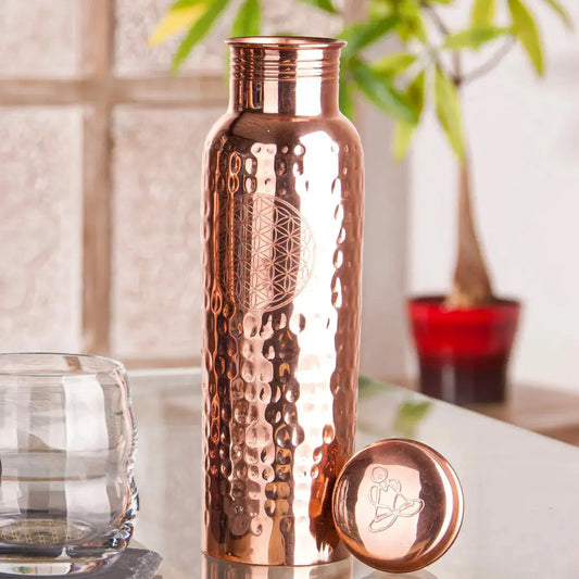 Handgehämmerte Kupfer-Trinkflasche mit eingraviertem Blume des Lebens Motiv und Schraubverschluss auf