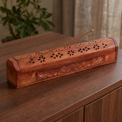 Kistchen/Halter für Räucherstäbchen Lotus: glimmendes Räucherstäbchen mit feinem Rauch über dem geschlossenen Kistchen, auf einem Sideboard am Abend