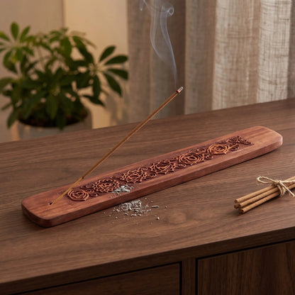 Räucherstäbchenhalter 7 Chakren in Benutzung mit feinem Rauch auf einem dunklen Holz-Sideboard am Abend