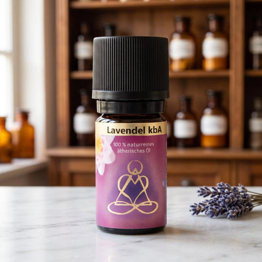 Ätherisches Öl Lavendel: Fläschchen aus Braunglas auf Marmortheke vor Apothekerschrank, daneben ein Lavendelbund – Spirit of Gaia