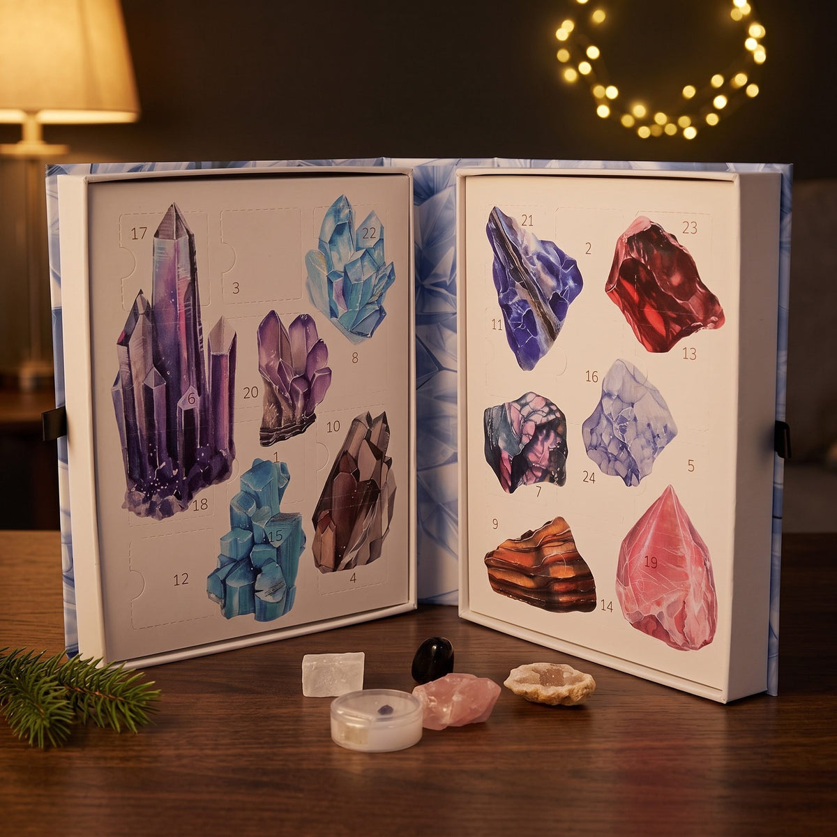 Aufgeklappter Stein-Adventskalender auf einem Holztisch am Abend mit Lichterkette und Tannenzweig