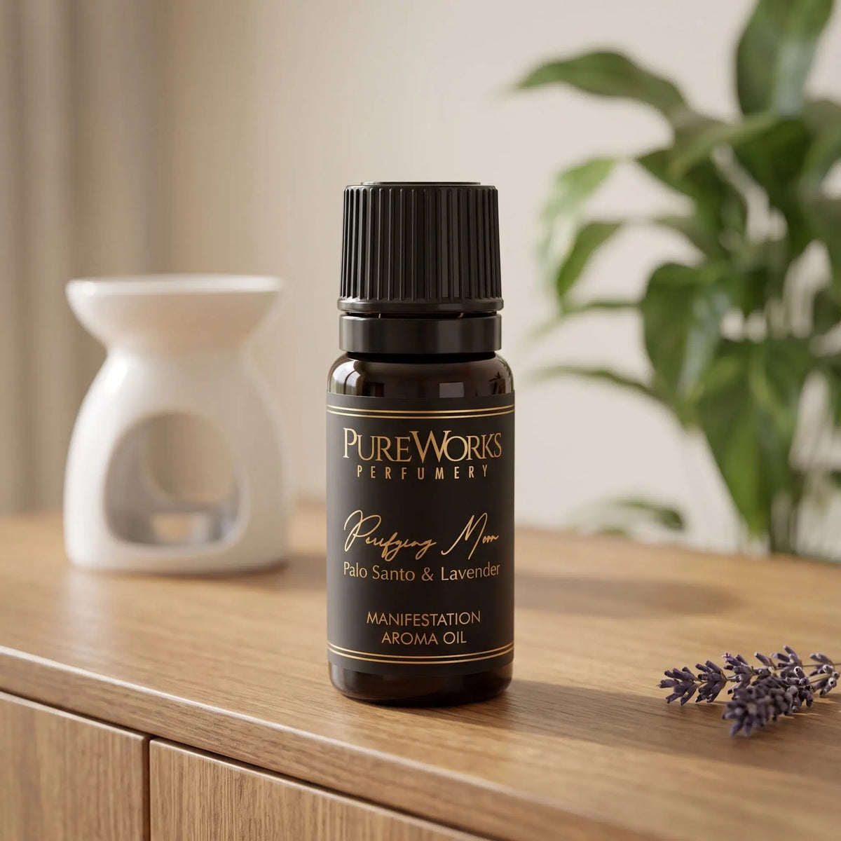 Aromaöl Purifying Moon (Palo Santo & Lavendel): Fläschchen auf einem Holz-Sideboard im Wohnzimmer, im Hintergrund eine weiße Duftlampe, daneben ein Lavendelzweig