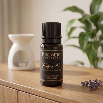 Aromaöl Purifying Moon (Palo Santo & Lavendel): Fläschchen auf einem Holz-Sideboard im Wohnzimmer, im Hintergrund eine weiße Duftlampe, daneben ein Lavendelzweig