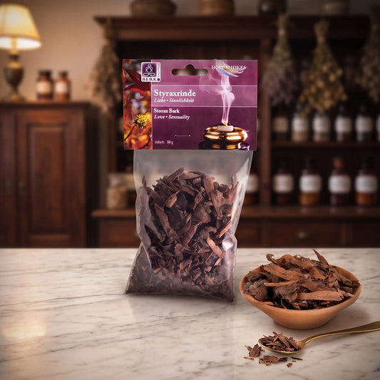 Styraxrinde, sortenreines Räucherwerk von Berk, 50 g: Packung auf der Marmortheke einer alten Apotheke am Abend, daneben eine Terracottaschale mit Styraxrinde und ein Messinglöffel – Spirit of Gaia