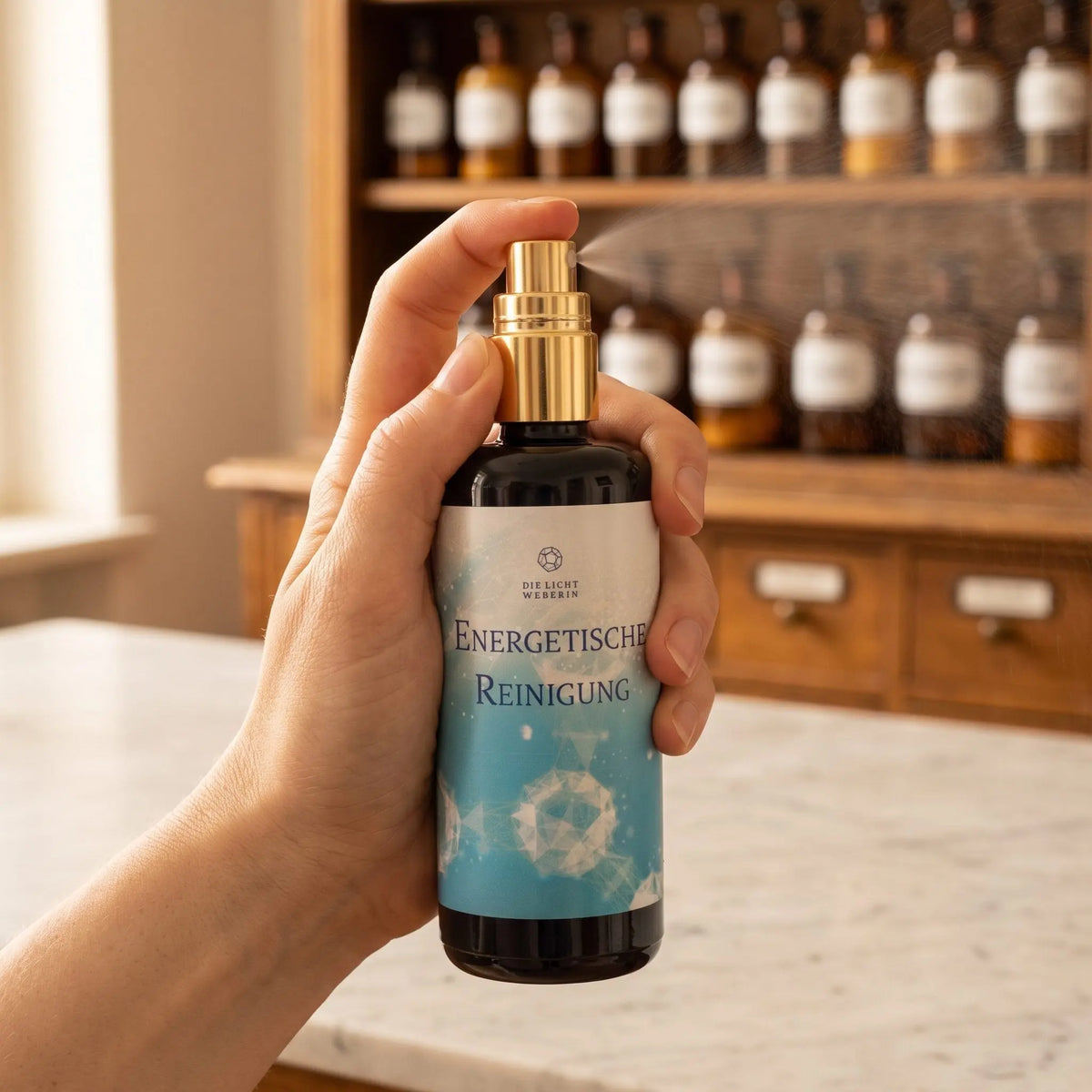Hand sprüht einen feinen Nebel aus dem Aura Spray Energetische Reinigung in den Raum