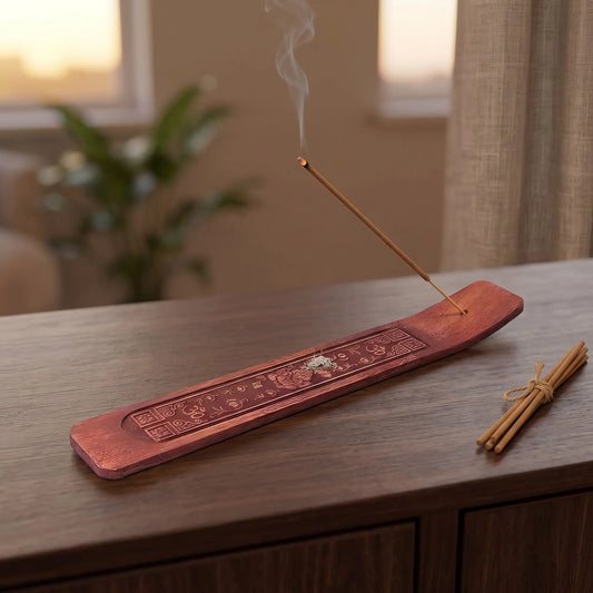 Räucherstäbchenhalter aus Akazienholz – mit Ganesha in Benutzung mit feinem Rauch auf einem dunklen Holz-Sideboard am Abend