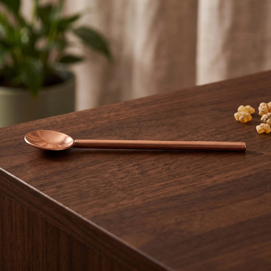 Räucherlöffel auf einem dunklen Holz-Sideboard im Wohnzimmer
