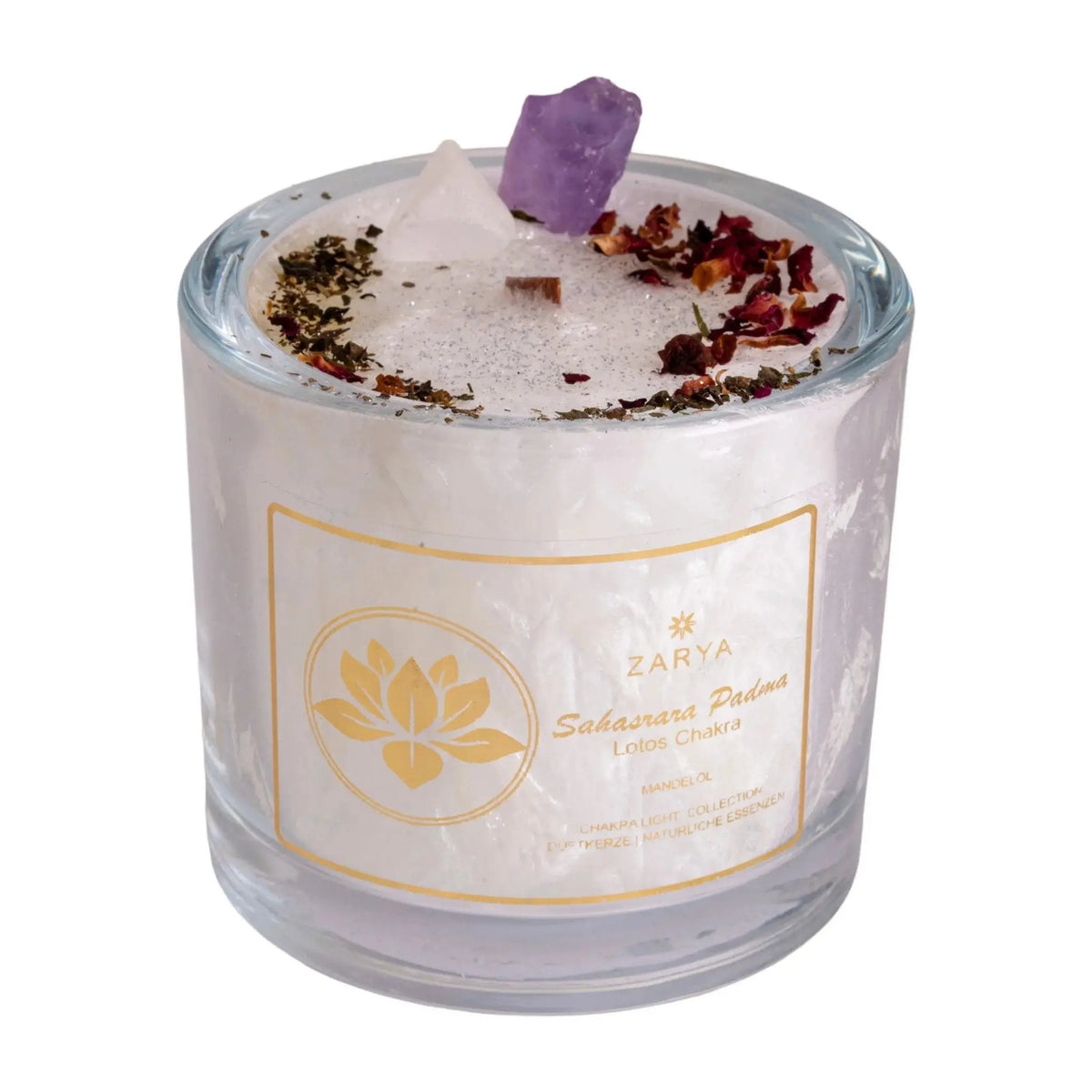 Chakra-Kerze Lotos Chakra Sahasrara Padma mit Bergkristall und Amethyst, Duft Vanille und Mandel, Kerze im Glas, freigestellt auf Weiß