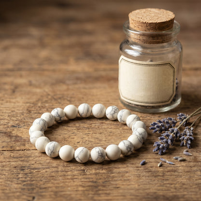Magnesit Kugelarmband auf warmem Holz mit getrocknetem Lavendel im Apotheker-Look