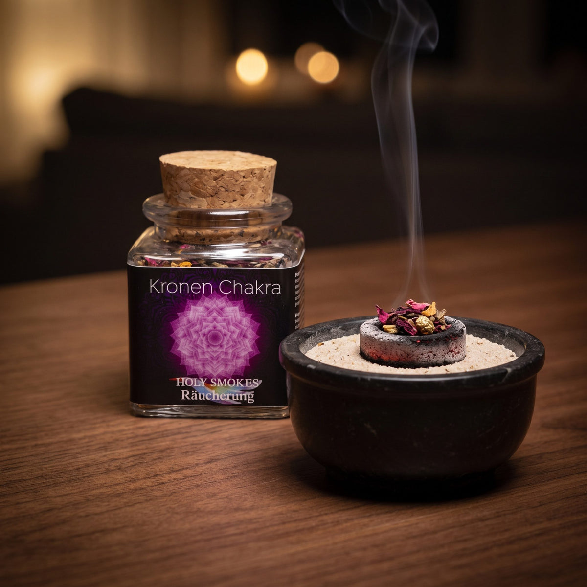 Kronenchakra, Chakra-Räuchermischung von Berk, 50 ml im Korkglas: glimmende Räucherkohle mit einer Prise der violetten Rosenmischung in einer Specksteinschale, dahinter das Korkglas, feiner Rauch steigt auf einer dunklen Holzplatte am Abend auf – Spirit of Gaia