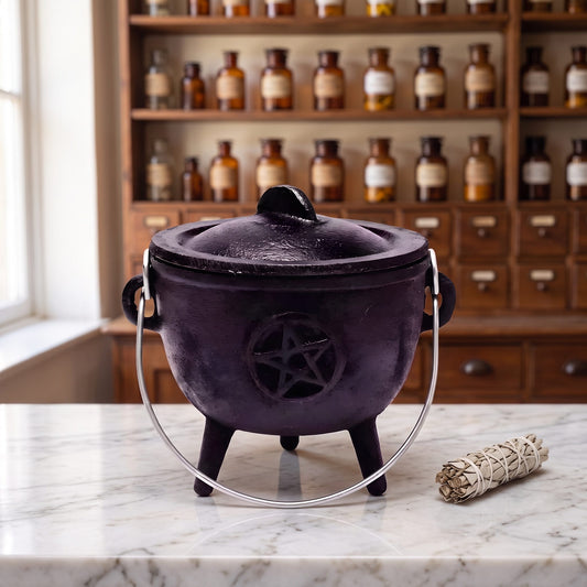Cauldron (Hexenkessel) Pentagramm auf einer Marmortheke vor einem Apothekerschrank – Spirit of Gaia