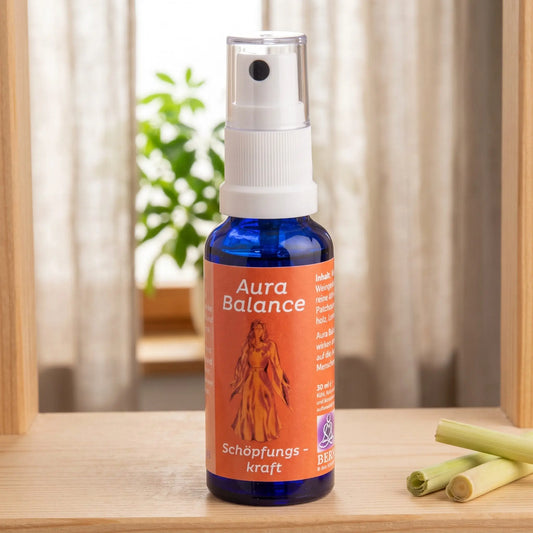 Energiespray Schöpfungskraft (Aura Balance): Sprühflasche auf einem hellen Holzregal am Fenster mit Leinenvorhang, daneben Zitronengras